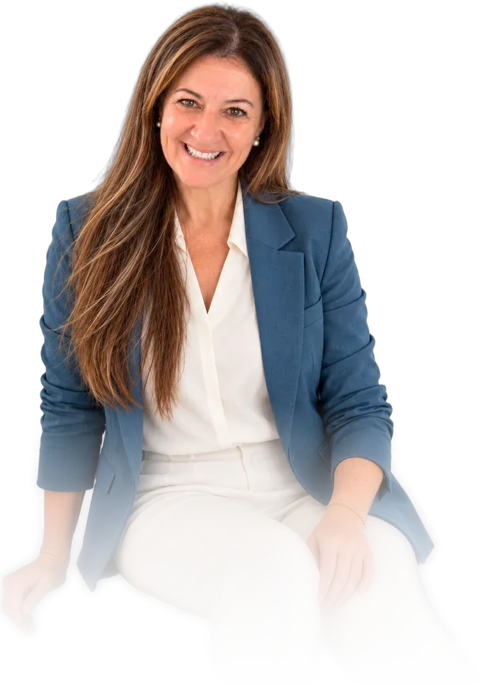 Vivi Brunelli de blazer azul, sorrindo
